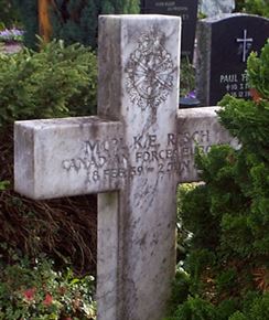 Original headstone prior to replacement in 2002