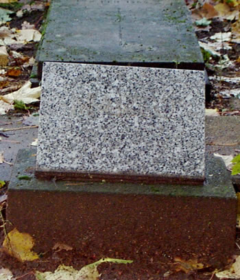 Original headstone prior to replacement in 2002<br>(Photo by Trevor Heavens)