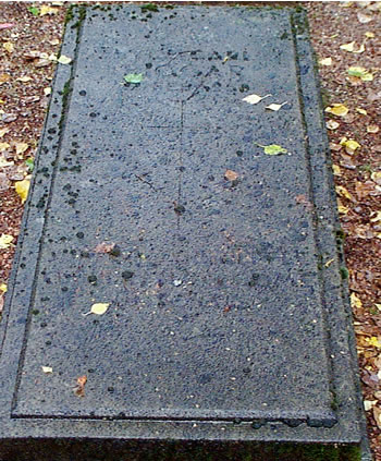 Original headstone prior to replacement in 2002<br>(Photo by Trevor Heavens)