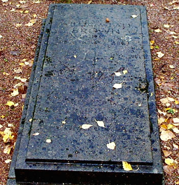 Original headstone prior to replacement in 2002<br>(Photo by Trevor Heavens)