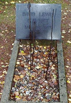 Original headstone prior to replacement in 2002<br>(Photo by Trevor Heavens)