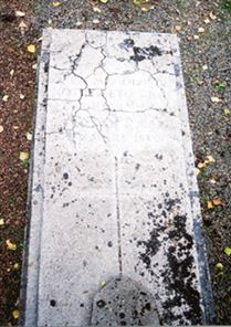 Original headstone prior to replacement in 2002<br>(Photo by Trevor Heavens)