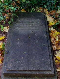 Original headstone prior to replacement in 2002<br>(Photo by Trevor Heavens)