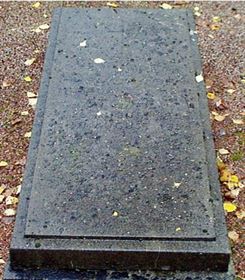 Original headstone prior to replacement in 2002<br>(Photo by Trevor Heavens)
