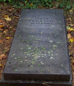 Original headstone prior to replacement in 2002<br>(Photo by Trevor Heavens)