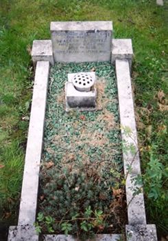 Original headstone prior to replacement in 2005