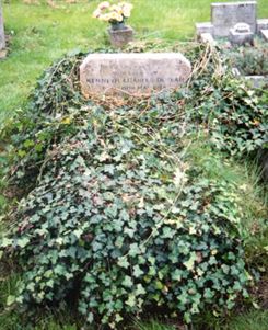 Original headstone prior to replacement in 2005
