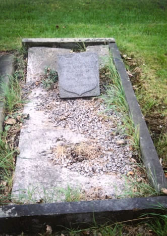 Original headstone prior to replacement in 2005