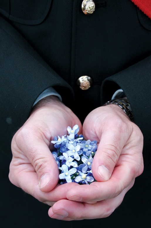 Un soldat de Terre-Neuve tenant des myosotis