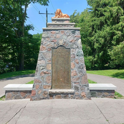 Le cénotaphe de la Première Guerre mondiale de l’ancienne municipalité de South Norwich (Otterville) se dresse dans un parc. Construit en pierre, il est orné d’une plaque commémorative en bronze sur sa façade et d’une sculpture de lion à son sommet.