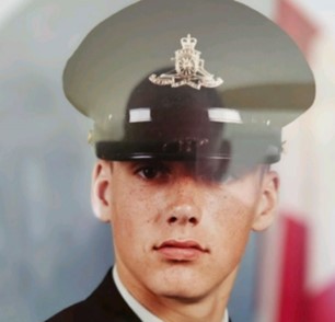Image d’une photo encadrée du jeune Al McFarlane en uniforme militaire. Il porte un chapeau noir et regarde l’appareil photo.